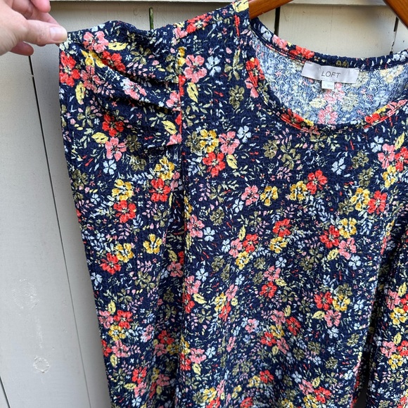 LOFT floral top EUC Size Large - Picture 4 of 7